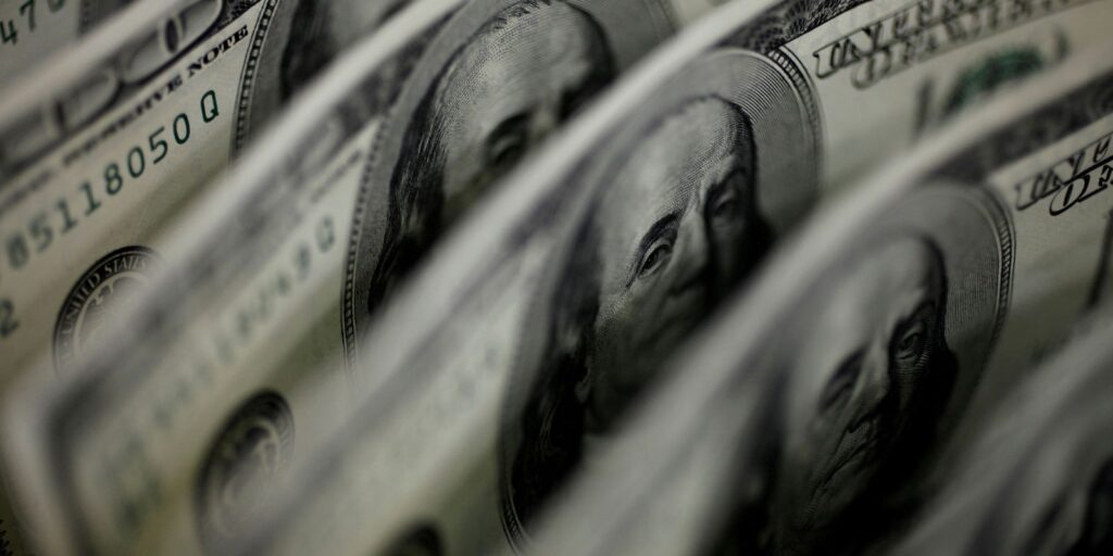 ibovespa-cai-2,68%,-e-dolar-fecha-em-leve-baixa-a-r$-5,34