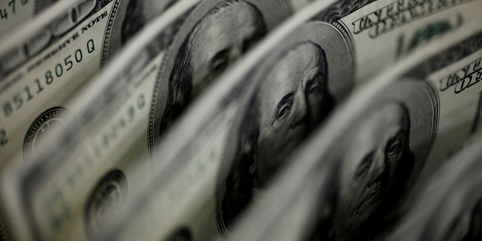 ibovespa-cai-2,68%,-e-dolar-fecha-em-leve-baixa-a-r$-5,34