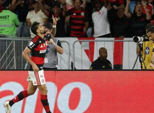 flamengo-vence-e-fica-a-um-ponto-do-palmeiras,-lider-do-brasileirao
