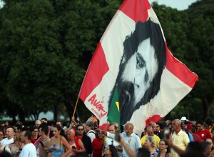 lula-e-eleitores-idosos-se-emocionam-em-“festa-de-aniversario”