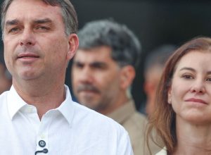 aviao-com-flavio-bolsonaro-e-familia-segue-para-miami