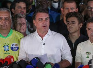 flavio-bolsonaro-cruza-fronteira-argentina-e-segue-para-o-equador
