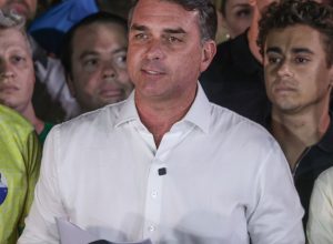 em-carta-golpista,-flavio-agradece-milei-e-trump-por-apoio-para-fuga